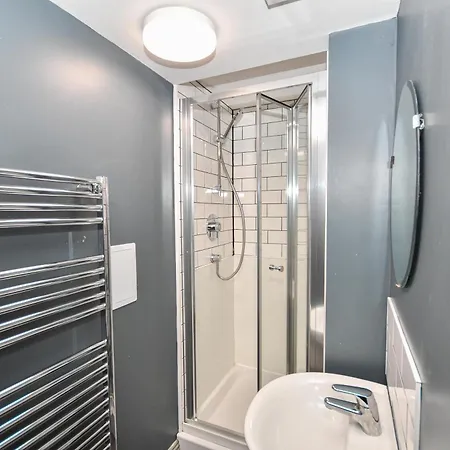 Large 8 Bedroom Budget In Headingley Leeds (West Yorkshire)