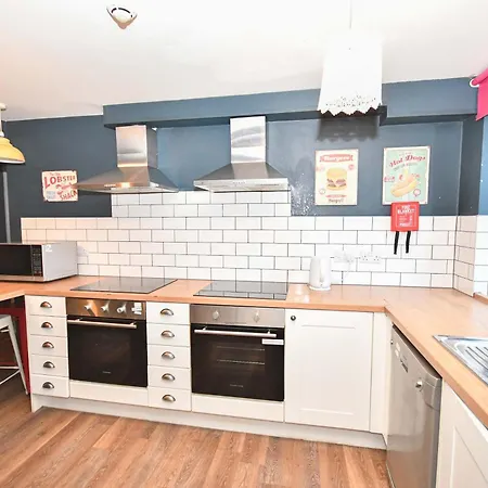 Large 8 Bedroom Budget In Headingley * Leeds (West Yorkshire)