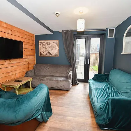 Large 8 Bedroom Budget In Headingley