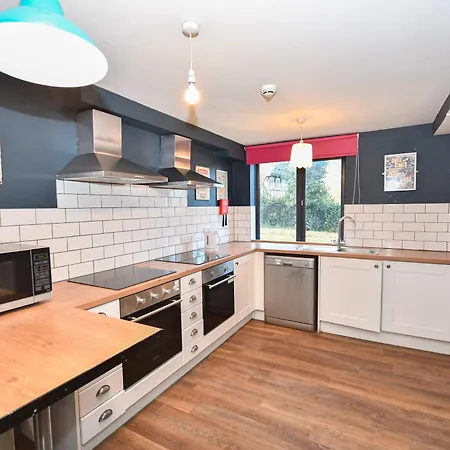 Large 8 Bedroom Budget In Headingley * Leeds (West Yorkshire)