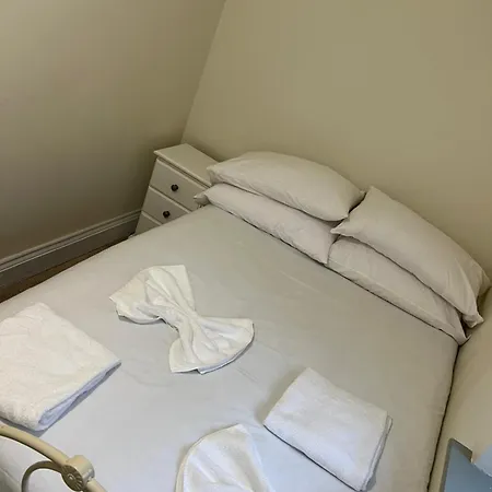 Large 8 Bedroom Budget In Headingley Apartment Leeds (West Yorkshire)