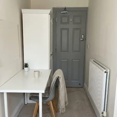 Large 8 Bedroom Budget In Headingley Apartment