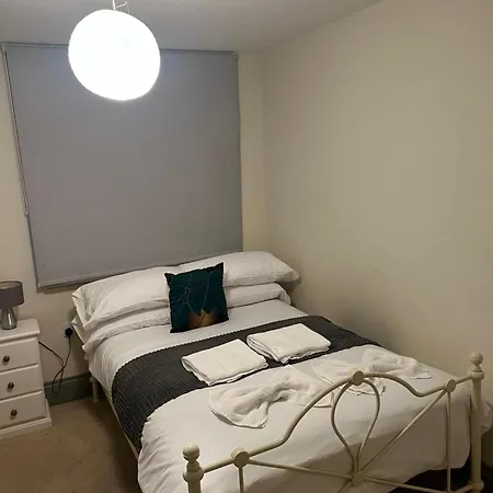 Large 8 Bedroom Budget In Headingley Apartment Leeds (West Yorkshire)