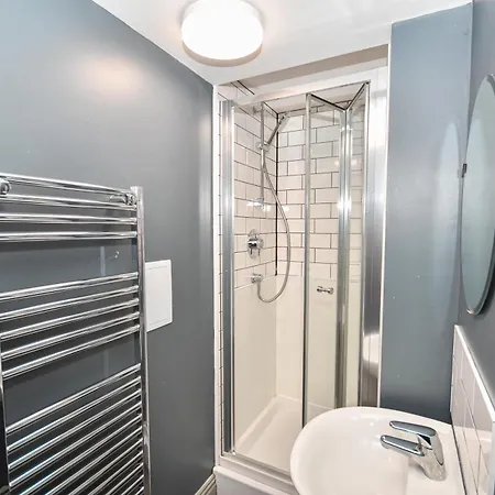 Large 8 Bedroom Budget In Headingley Apartment *