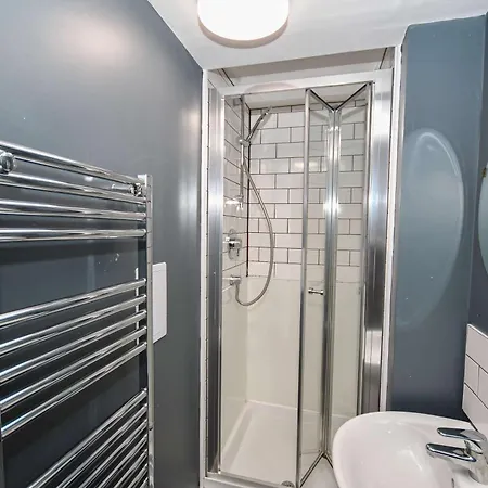 Large 8 Bedroom Budget In Headingley *