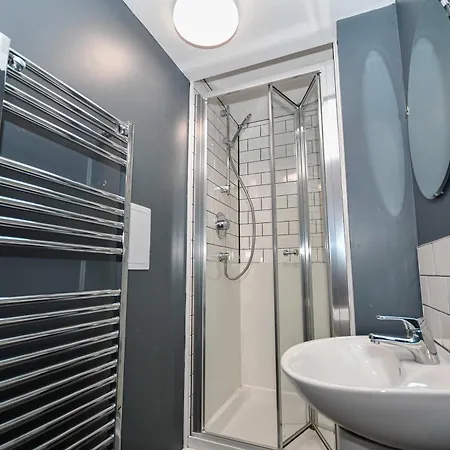 Apartment Large 8 Bedroom Budget In Headingley *