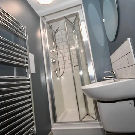 Apartment Large 8 Bedroom Budget In Headingley *