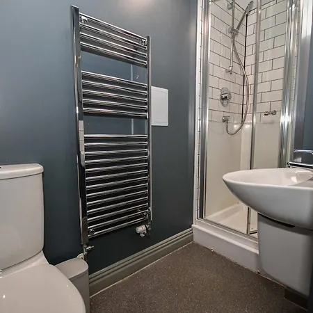 Large 8 Bedroom Budget In Headingley *